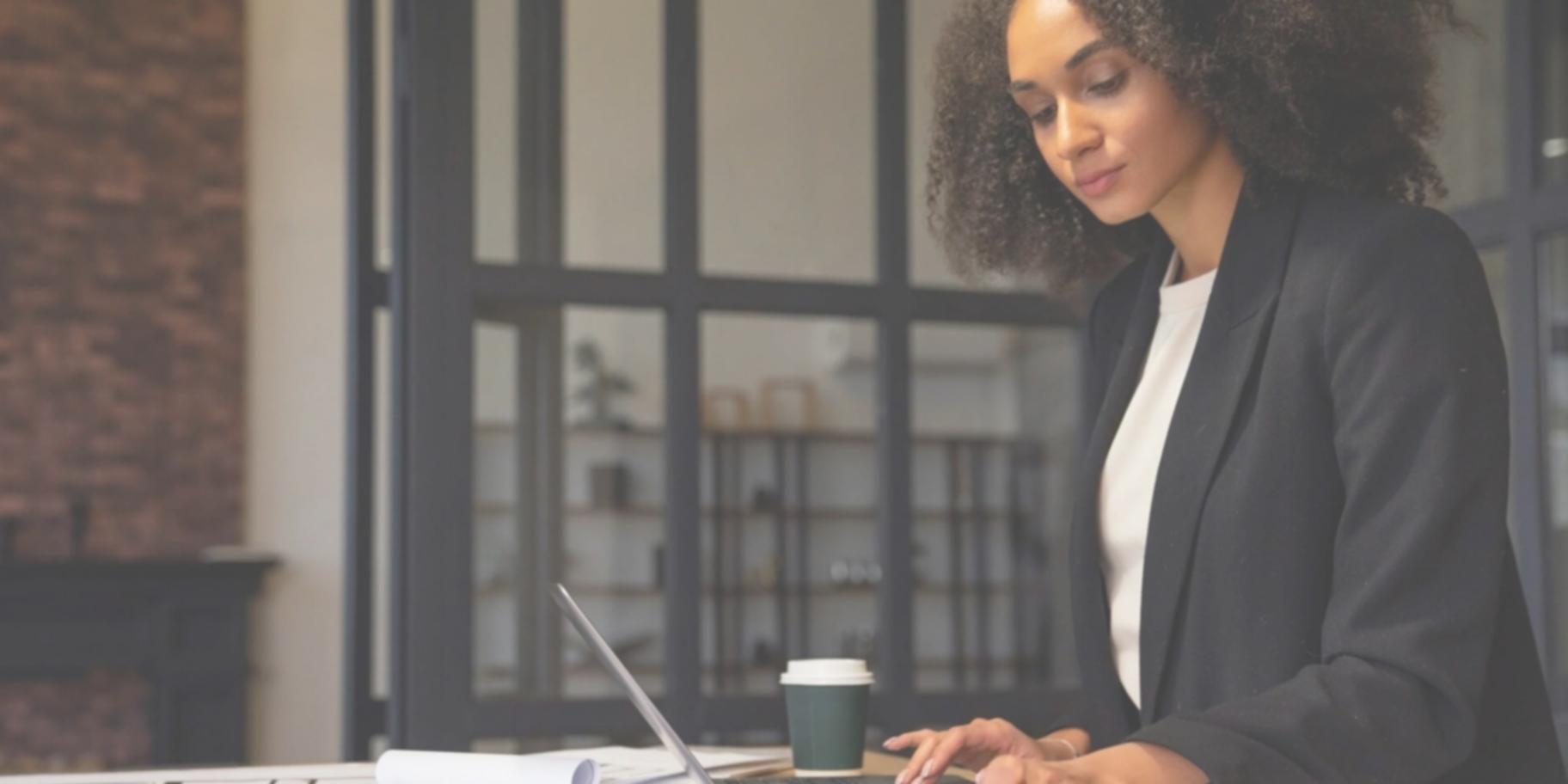 Lernender beim strukturierten Kursreview mit Notizen