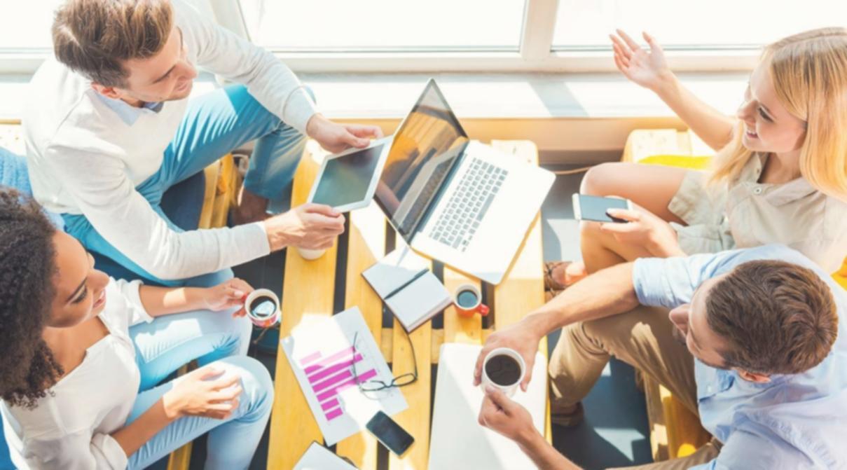 Lernende arbeiten gemeinsam an einem Kurs auf der Melantirexo-Plattform